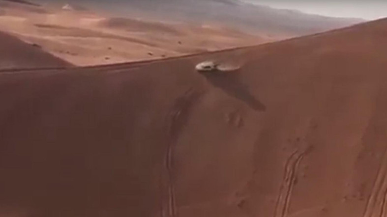 Автомобиль дрейфует через песчаные дюны