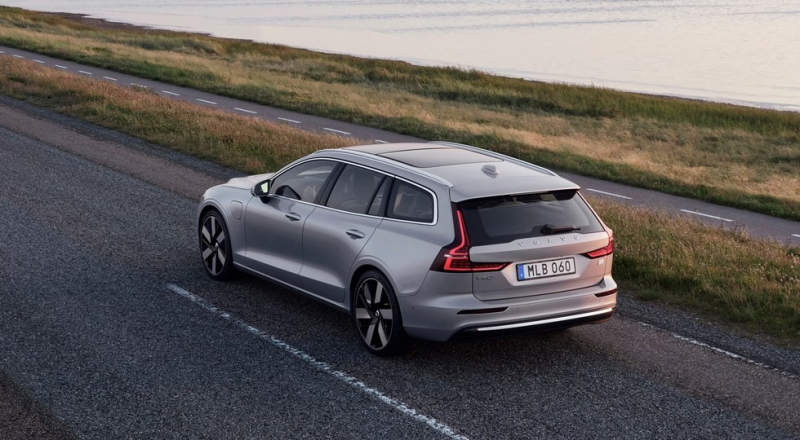 Volvo S60 и V60 перешли в 2023 модельный год: не только декор