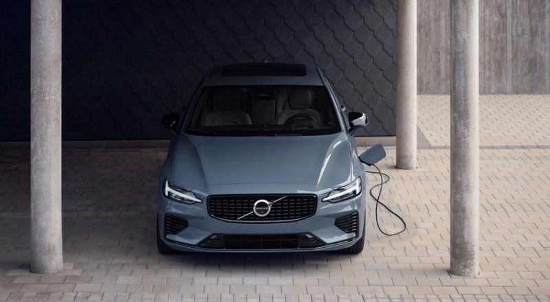 Volvo S60 и V60 перешли в 2023 модельный год: не только декор