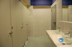 Монтаж сантехнических перегородок