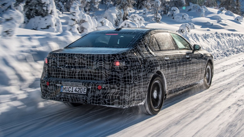 Баварцы приоткрыли салон новой «семёрки» BMW: большой экран для пассажиров второго ряда