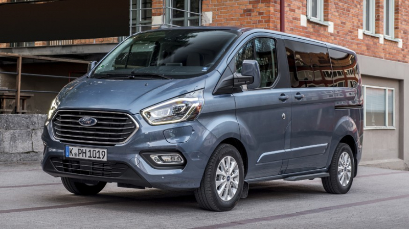 Ford дразнит силуэтом новинки: тизер Tourneo Custom EV