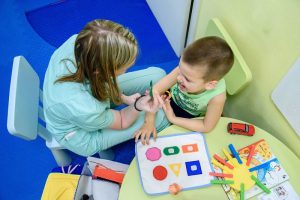 Преимущества занятий с дефектологом для малышей