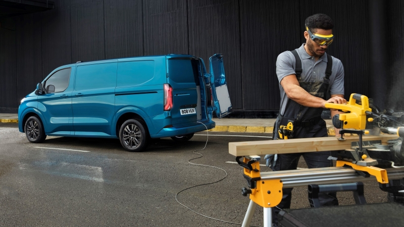 Новый Ford Transit Custom дебютировал в виде электромобиля, на подходе клон от VW