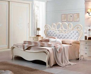 Резная кровать в интерьере спальни