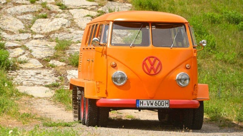 В горы без спешки: VW вернул к жизни внедорожный четырёхосный Bulli на гусеницах