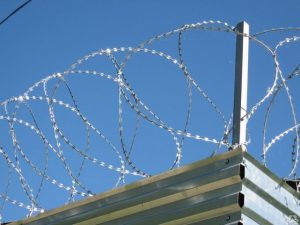 Спиральный барьер безопасности — надежная защита периметра