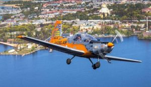 Полет на самолете: путешествие среди облаков и солнечных лучей