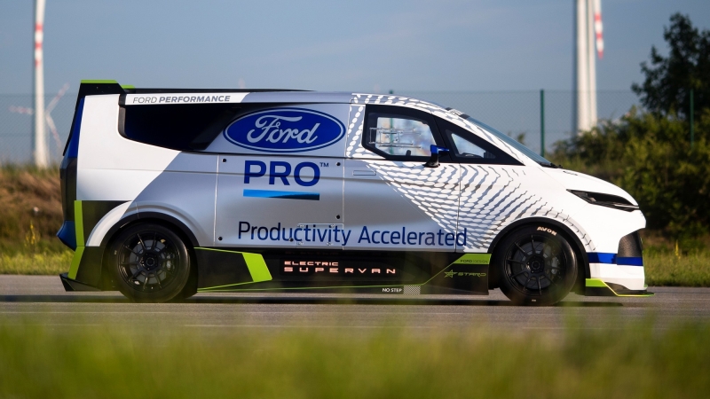 Ну очень быстрая доставка: представлен 2000-сильный фургон Ford Pro Electric SuperVan