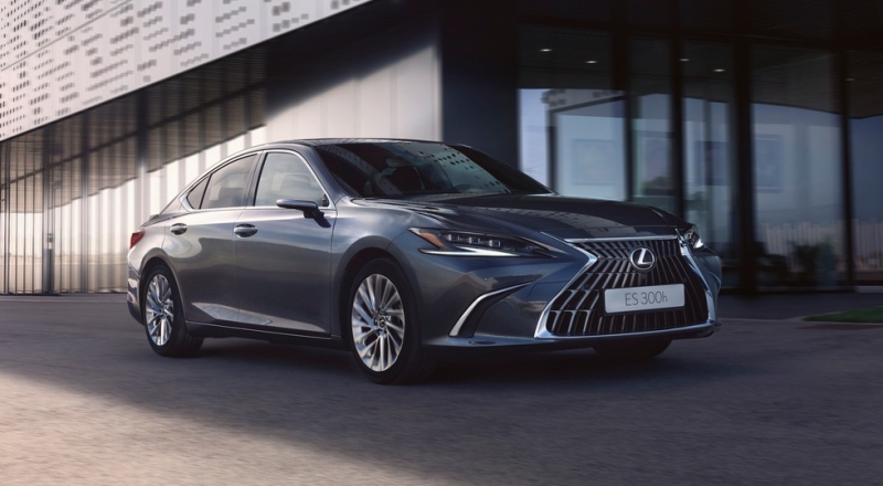 Седану Lexus ES досталась порция обновок к 2023 модельному году