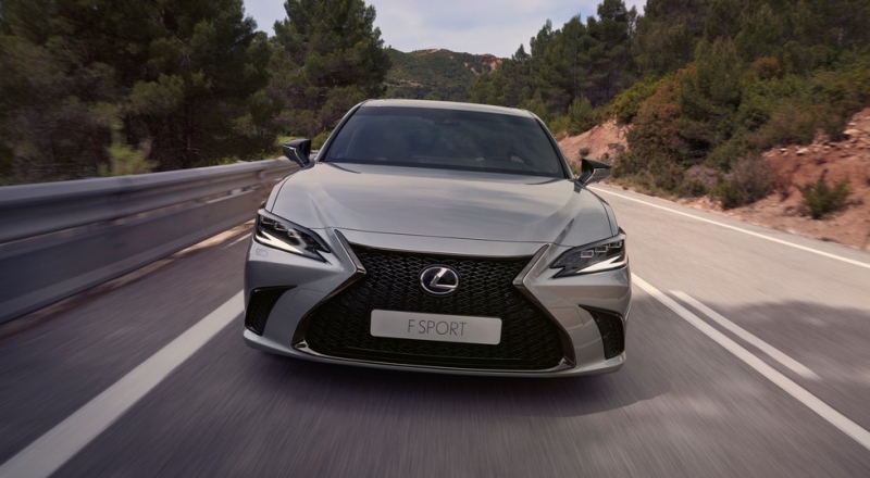 Седану Lexus ES досталась порция обновок к 2023 модельному году