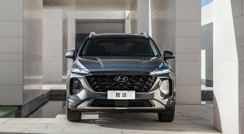 Растянутый Hyundai Santa Fe стал ещё больше после рестайлинга