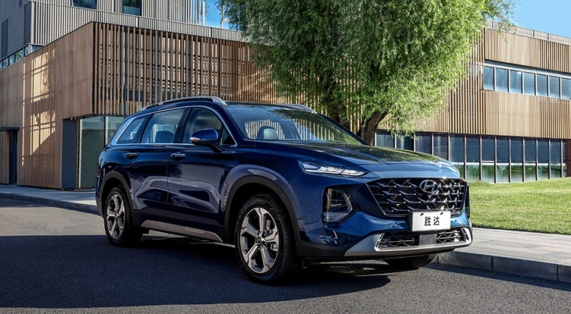 Растянутый Hyundai Santa Fe стал ещё больше после рестайлинга