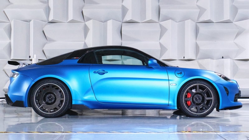 Alpine A110 R: хардкорная версия купе с доработанным шасси и углепластиковым обвесом