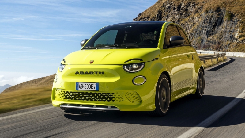 Abarth 500e: электрический хот-хэтч с яркой внешностью и кучей «свистелок»