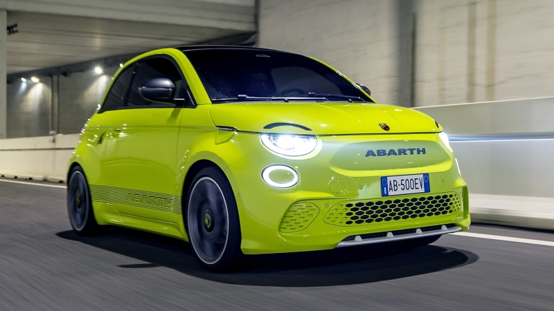 Abarth 500e: электрический хот-хэтч с яркой внешностью и кучей «свистелок»