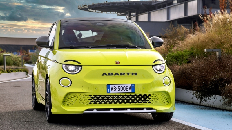 Abarth 500e: электрический хот-хэтч с яркой внешностью и кучей «свистелок»