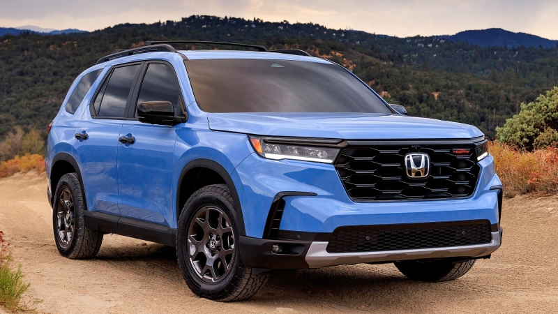 Новый Honda Pilot: более мускулистый облик, модульный второй ряд и 14 подстаканников