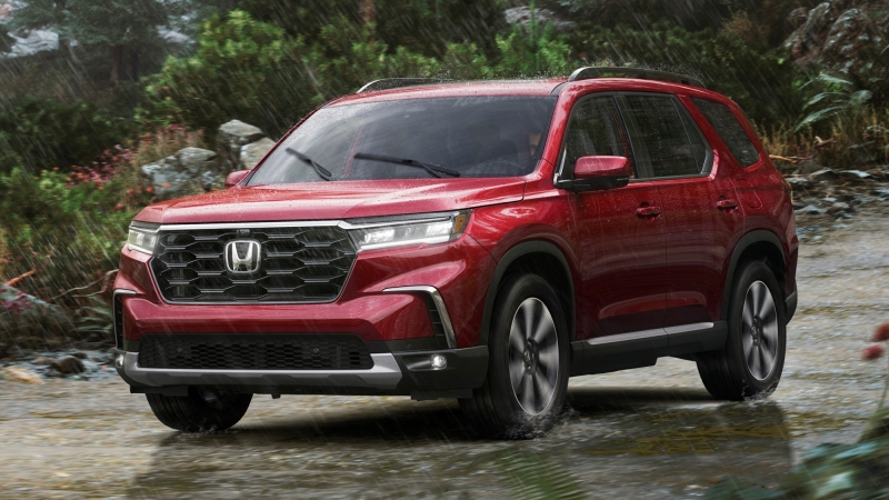 Новый Honda Pilot: более мускулистый облик, модульный второй ряд и 14 подстаканников