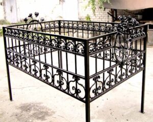 Какой должна быть ограда на кладбище?