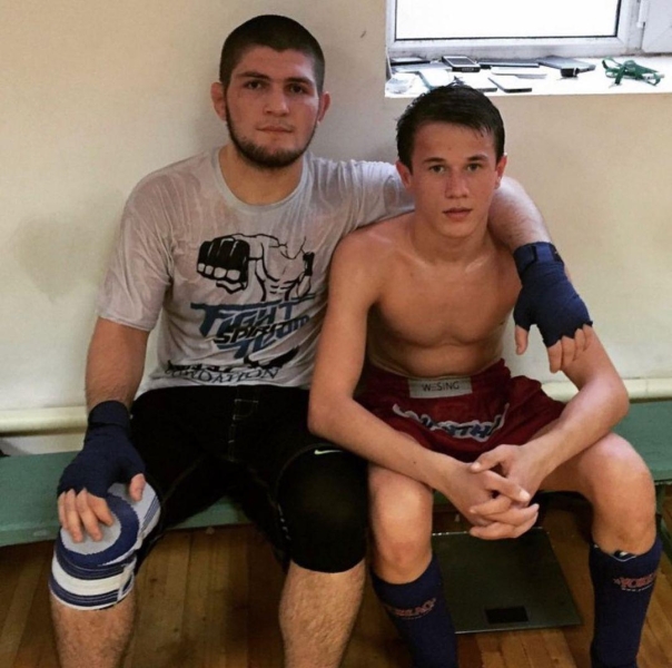 "Теперь все только начинается". Хабиб Нурмагомедов поздравил брата с чемпионским титулом Bellator