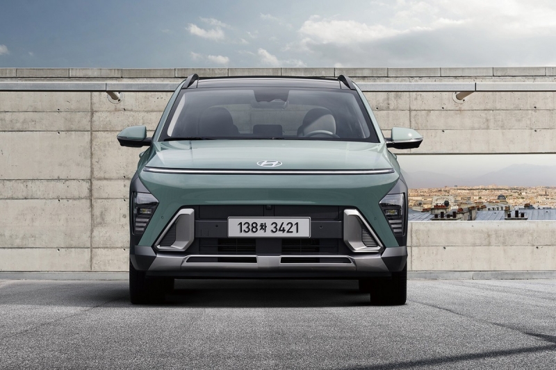 Эффектный кроссовер Hyundai Kona второго поколения предложен с прежней техникой