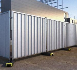 Ограждение строительной площадки: виды и основные требования, правила установки