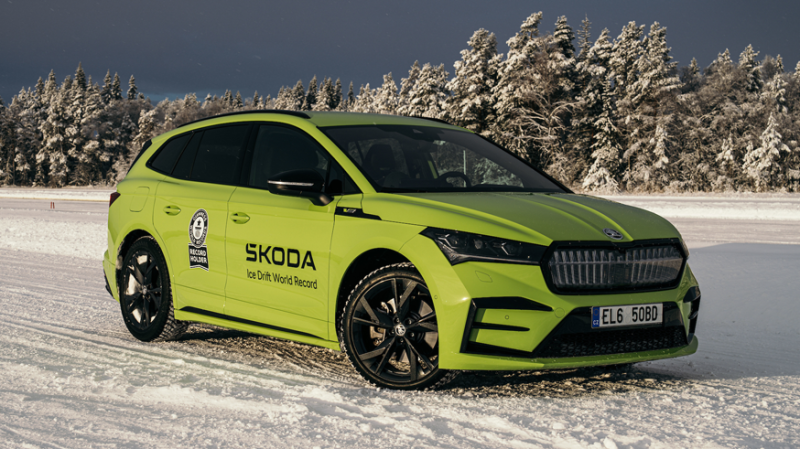 Проехал боком: Skoda Enyaq RS установил рекорд Гиннесса по дрифту