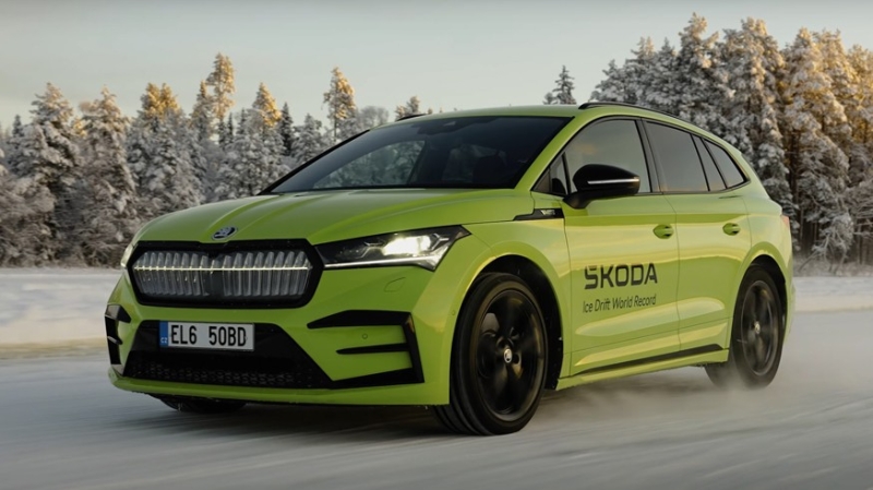 Проехал боком: Skoda Enyaq RS установил рекорд Гиннесса по дрифту