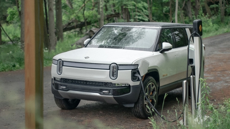 Электрический внедорожник Rivian R1S: грядёт дальнобойная двухмоторная топ-версия