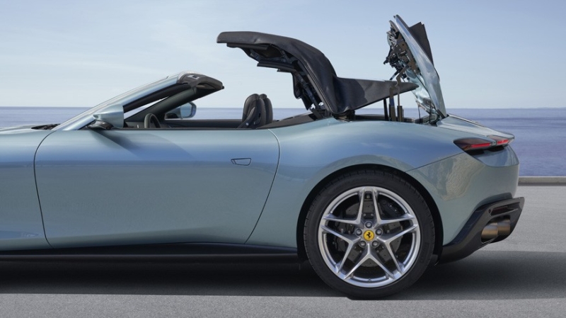 Ferrari Roma Spider: мягкая складная крыша и техника, как у купе