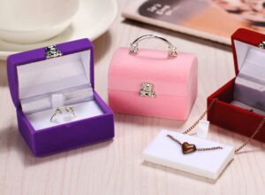 Выбор украшения женщине в подарок