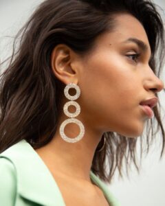 Модные серьги 2023 года: какие сережки сейчас в тренде