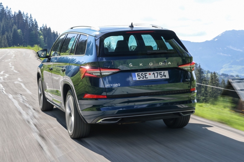 Новые Skoda Kodiaq и Superb готовятся к дебюту: официальные фото