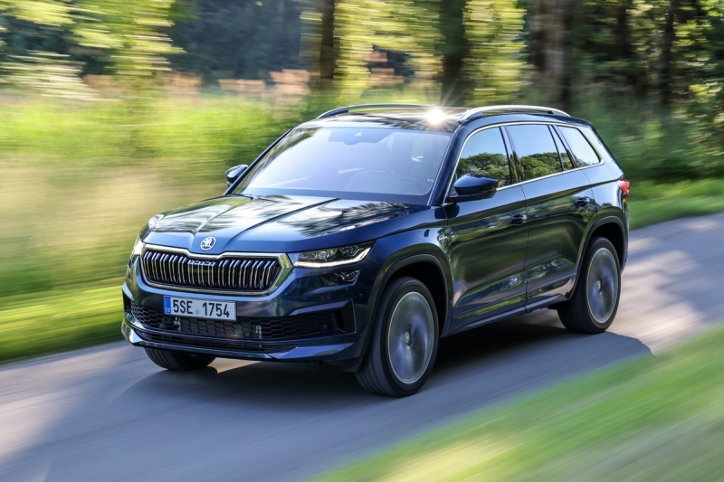 Новые Skoda Kodiaq и Superb готовятся к дебюту: официальные фото