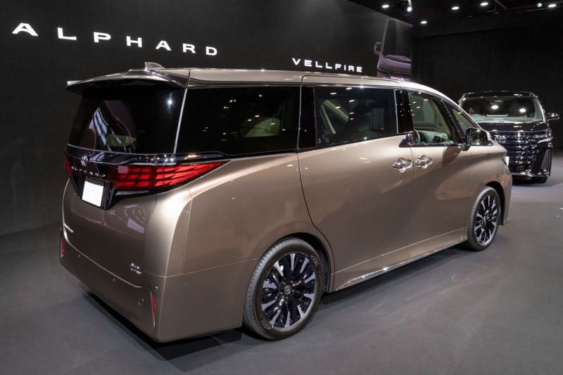 Минивэны Toyota Alphard и Vellfire лишились V6 в новом поколении