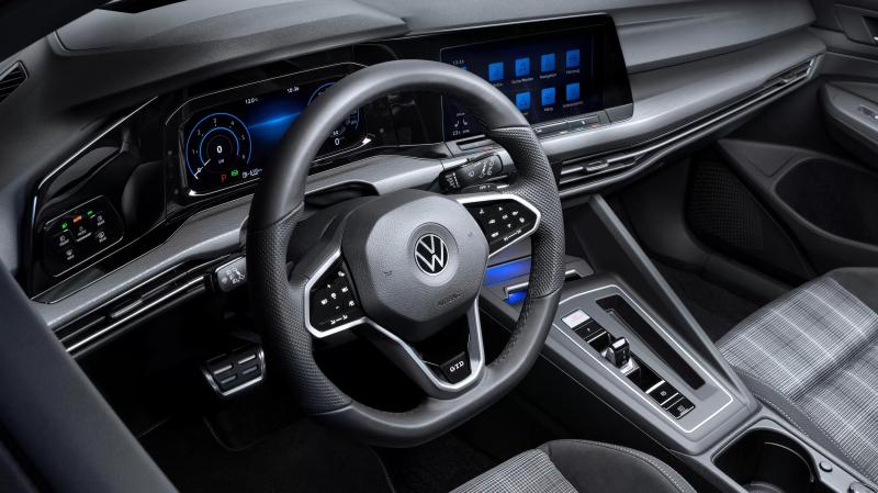 Обновлённый VW Golf: без «механики», с большим экраном и улучшенной эргономикой