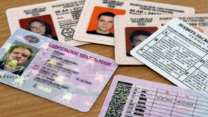 Сколько учиться на права в 2023 году?