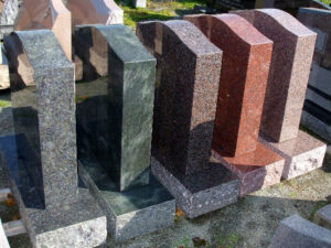 Памятники из гранита: преимущества, недостатки