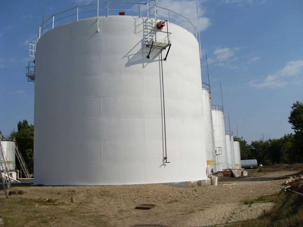 Резервуар вертикальный стальной: преимущества и назначение