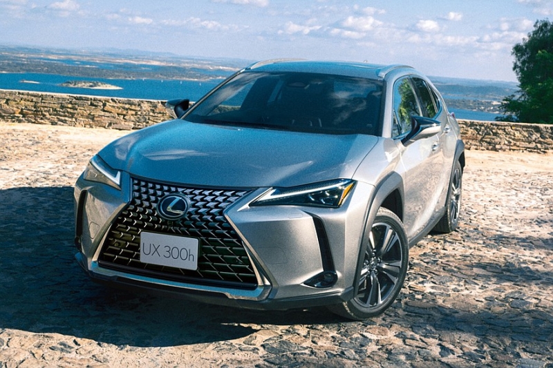 Посвежевший Lexus UX получит более мощную гибридную установку и станет быстрее