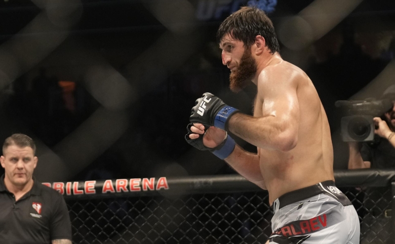 Россиянин Анкалаев одержал победу в главном бою турнира UFC