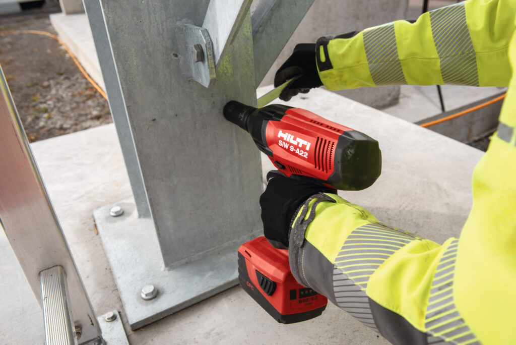 Современные технологии в строительстве: роль аккумуляторных ударных гайковертов