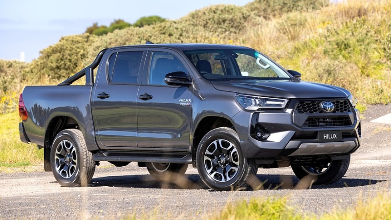 Подробности о рестайлинговом Toyota Hilux: огрубевший передок и гибридизация дизеля