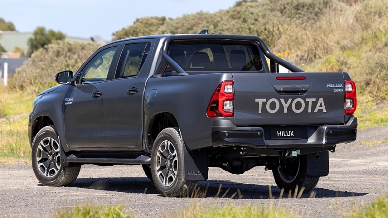 Подробности о рестайлинговом Toyota Hilux: огрубевший передок и гибридизация дизеля