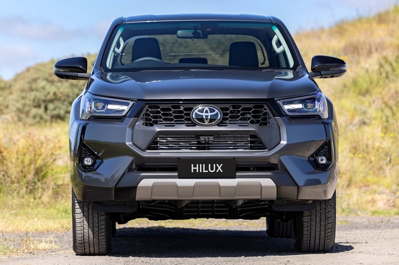 Подробности о рестайлинговом Toyota Hilux: огрубевший передок и гибридизация дизеля