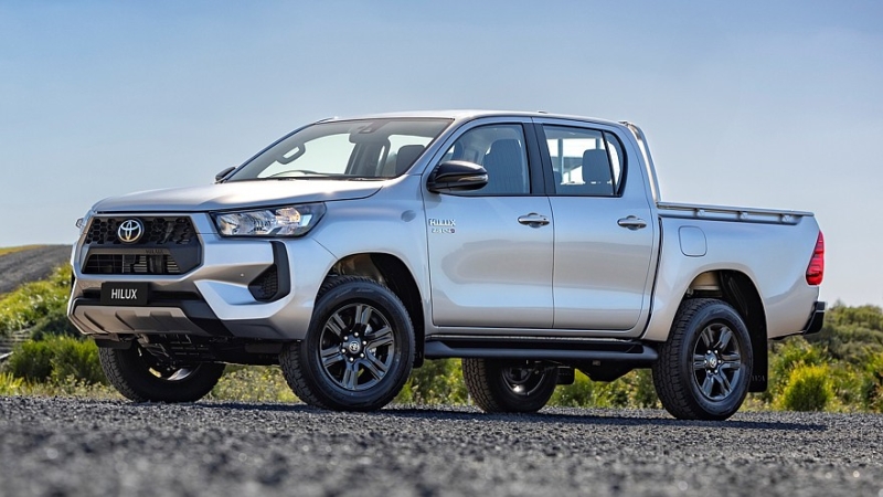 Подробности о рестайлинговом Toyota Hilux: огрубевший передок и гибридизация дизеля