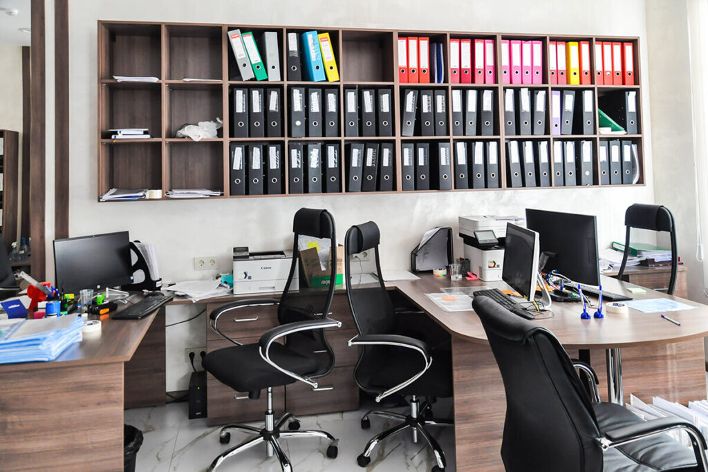 Технологии и инновации в офисной мебели: современные решения для комфорта и производительности