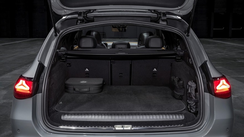 Новый Mercedes-AMG E 53 Hybrid: полный привод и большая батарея для рутинных поездок