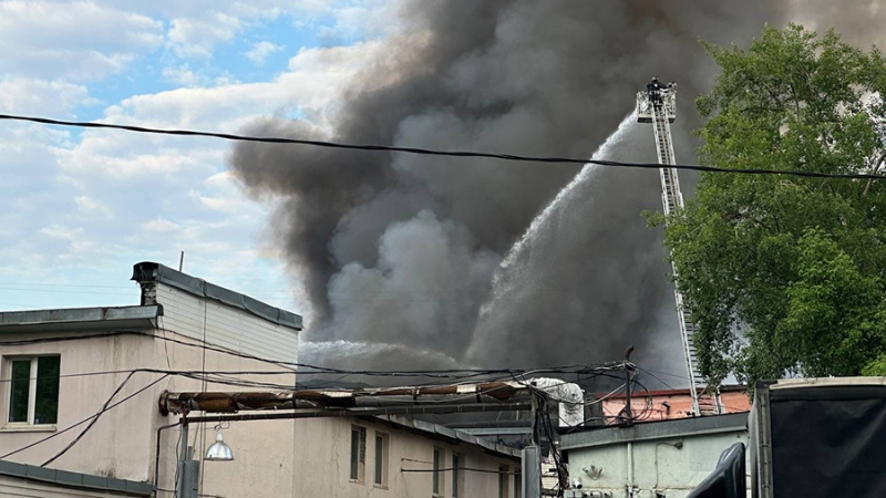 Ликвидировано открытое горение в складском здании на востоке Москвы